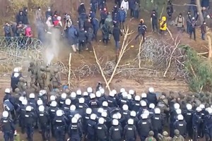 波蘭與白俄羅斯邊境大批難民進退不得。（圖源：互聯網）