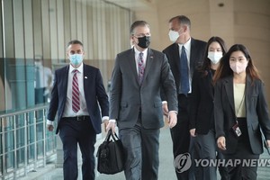 11月11日，克里滕布林克（左二）一行來到首爾市都染洞的韓國外交部大樓。（圖源：韓聯社）