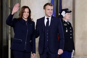 法國總統馬克龍（右）10日晚在愛麗舍宮外，歡迎到訪的美國副總統哈里斯。（圖源：AFP）