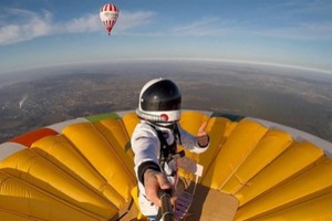 男子站熱氣球頂部升空破創紀錄