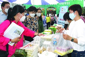 郡、坊領導參觀企業展位。