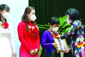 華人婦女應氏蓮獲表彰。