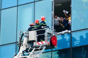 消防力量在高層公寓解救遭遇火警的居民。