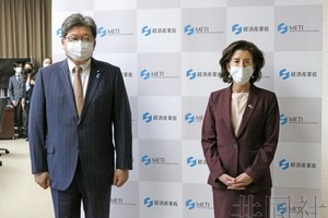 11月15日上午，日本經濟產業相萩生田光一（左）和美國商務部長雷蒙多舉行會談。 （圖源：共同社）