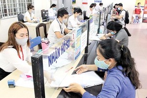 勞工在新平郡保險機關分支機構辦理享失業津貼的手續。