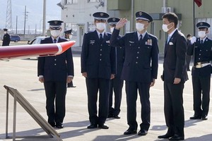 日本防衛相岸信夫（前右）14日視察山口縣防府市防府北空軍基地。（圖源：共同社）