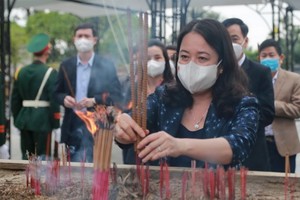 國家副主席武氏映春上香緬懷英雄烈士。（圖源：VOV）
