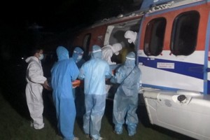 空運急救小組連夜安排把病人從島嶼運回陸地治療。（圖源：VOV）