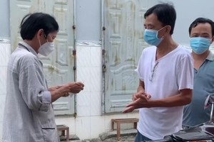 四叔向租客派發現金。