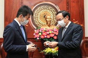 市委書記阮文年（右）接見越南Aeon公司總經理中川哲幸。（圖源：勇方）