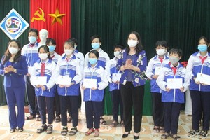 國家副主席武氏映春（前右二）向廣治省古城中學的清貧優秀生頒發助學金。（圖源：有成）