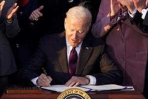拜登正式簽署1萬億美元基建法案。（圖源：AP）