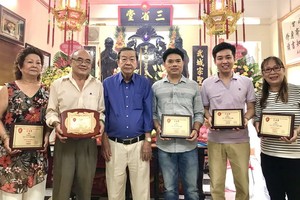 理事長曾廣泳(左三)向各理事贈送紀念章。