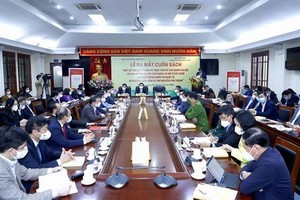 《社會主義理論與實踐若干問題和越南走向社會主義的道路—有關阮富仲總書記的文章的國內和國際輿論》一書發佈儀式。 （圖源：越通社）