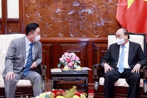 國家主席阮春福（右）接見旅居韓國的李太祖皇帝第31代後裔、越南駐韓國旅遊大使李昌根。（圖源：越通社）