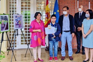 西班牙特命全權大使瑪麗亞‧德爾‧皮拉爾‧門德斯‧希門尼斯（左一）向“世界需要女超人”繪畫大賽得獎者頒發獎項。（圖源：明慧）