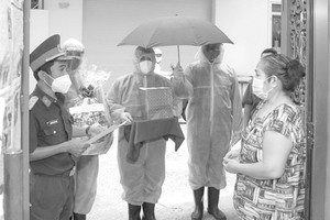 市司令部向疫情逝者家屬移交骨灰。