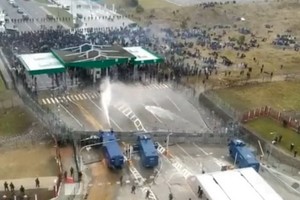 波蘭邊境守軍向白羅斯境內的難民發射水炮。（圖源：互聯網）