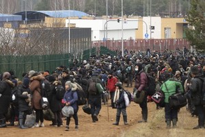 大量難民聚集在白俄羅斯與波蘭邊境(白方一側)地區。（圖源：互聯網）