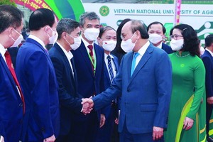 國家主席阮春福與學院各位講師交談。（圖源：越通社）