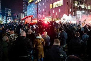 當地時間19日，該國港口城市鹿特丹出現反封鎖示威，大批抗議者與警察爆發激烈衝突。（圖源：EPA）