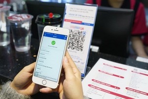 用戶通過手機客戶端掃描二維碼進行支付結算。（圖源：L. Toàn）