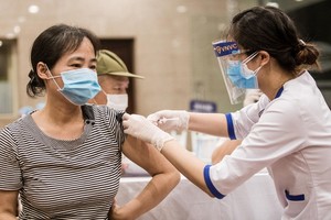 一名女性在接受新冠疫苗注射。（圖源：N. Dung）