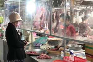 第十二郡新政協街市的攤位安裝了防疫隔板。