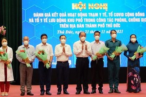 守德市領導給在防疫工作中的典範贈送鮮花。（圖源：秋紅）