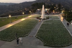 美國加州格里斐斯天文台放置白色小旗，紀念新冠肺炎死者。（圖源：推特）