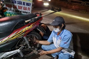 阿福晚間還忙著為顧客免費修車。