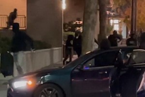 美國加州當地時間11月20日晚，約 80 名蒙面人闖進諾斯壯商店“洗劫”後衝出店外乘車逃逸。（圖源：視頻截圖）