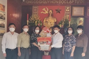 第五郡領導贈送禮物給胡志明紀念館工作人員。