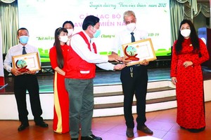 紅十字會代表向台灣佛教慈濟慈善基金會代表贈送獎狀。