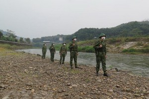 老街國際口岸邊防部隊在邊境地區進行巡邏檢查。 (圖源：越通社）