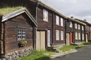 勒羅斯擁有80多座引人注目的古代原木建築。