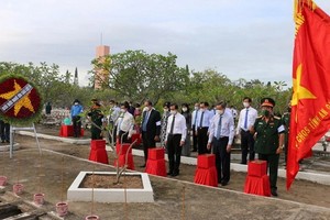 越南志願軍烈士追悼會及骸骨改葬儀式現場。（圖源：明英）