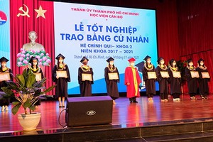 市幹部學院第二屆大學生畢業典禮一景。（圖源：N. Bích）