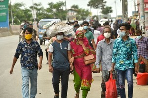 人們走在孟加拉國首都達卡街頭。（圖源：新華社）