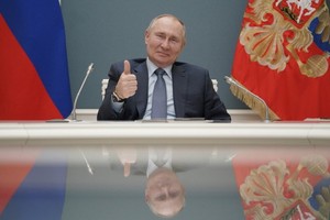 俄羅斯總統普京這次接種的是液體鼻噴新冠疫苗。（圖源：Sputnik）