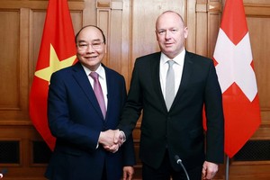 越南國家主席阮春福會見瑞士聯邦議會國民院議長安德烈亞斯‧艾比。（圖源：越通社）