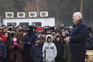 11月26日，在白俄羅斯與波蘭邊境的布魯茲吉邊境檢查站附近的難民聚集區，白俄羅斯總統盧卡申科與難民見面。（圖源：新華社）