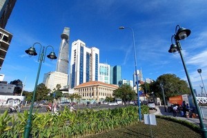 孫德勝大街末端，從守禦旗台望向海關大樓。