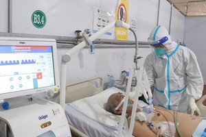 在新平郡野戰醫院加護區接受治療的新冠患者。