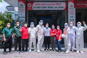 第五郡紅十字會主席黎勛鋒（左三）與流動急救隊各成員合照。