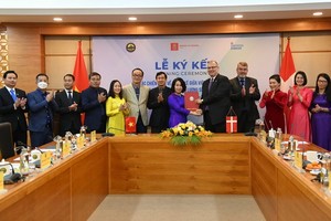 “越南統計總局與丹麥中央統計局之間助力越南改善統計數據質量項目”簽字儀式。（圖源：VGP）