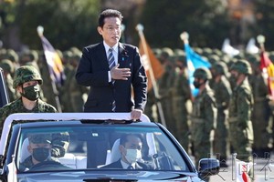 11月27日上午，日本首相岸田文雄在陸上自衛隊朝霞駐地出席檢閱儀式。（圖源：共同社）