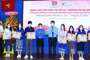 2021年“老撾-柬埔寨模範大學生”表彰儀式。（圖源: 市黨部新聞網）