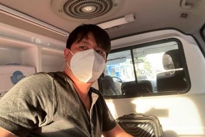 黃俊英的血氧飽和度下降要往院治療，但仍調度向民眾提供氧氣瓶的工作