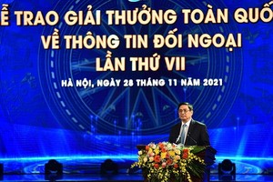 政府總理范明政在第七次全國對外新聞獎頒獎儀式上發表重要講話。（圖源：明維）